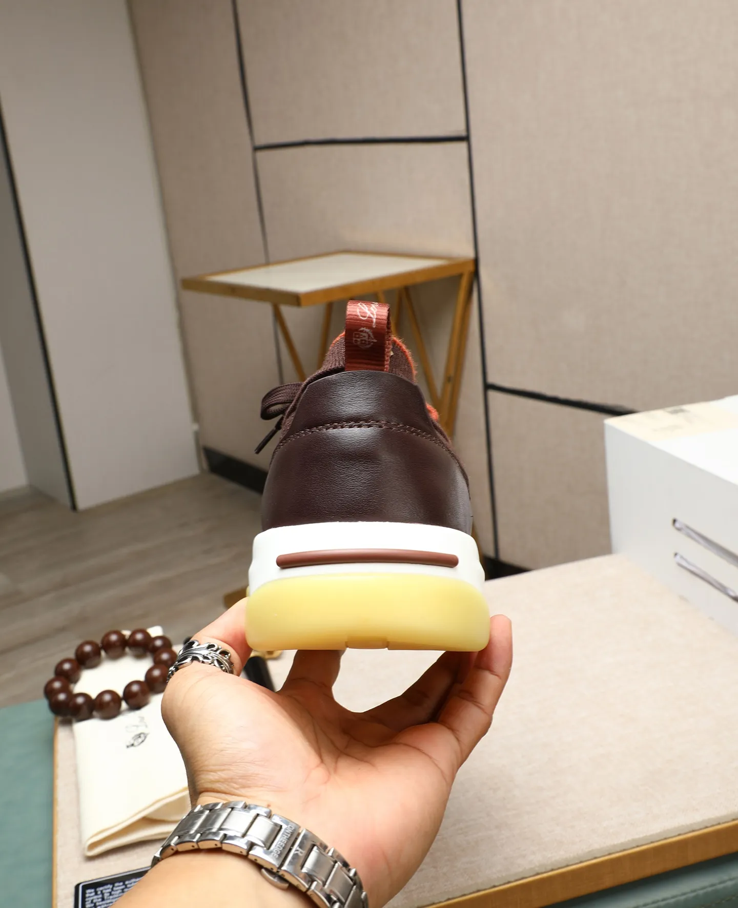 Men's shoes 💰620 🔥𝐥𝐨𝐫𝐨 𝐏𝐢𝐚𝐧𝐚 lp classic loafers, an Italian treasure brand, the only brand that can match Hermès! Only after wearing it do we realize that we can’t live up to our feet. The upper is made of imported first-layer cowhide with breathable fly-knit fabric, water-dyed cowhide foot pads, and the official original glass rubber outsole and pendant. Exclusive original packaging (tag ➕ brand paper ➕ outer box ➕ hand bag) code number: 38-44. Can be customized 45-46